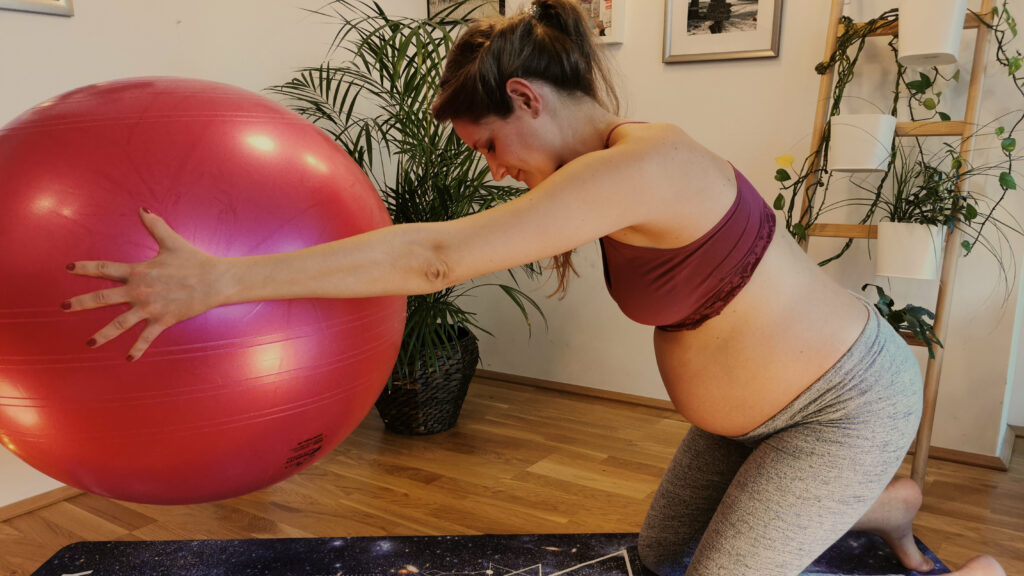 schwangere Frau mit Gymnastikball