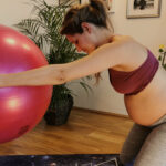 schwangere Frau mit Gymnastikball