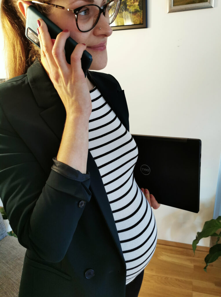 schwangere Frau telefoniert im Business Outfit